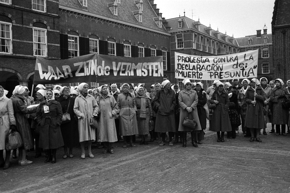 Vandaag op Binnenhof in Den Haag gedemonstreerd uit solidariteit met de zgn. Dwa, Bestanddeelnr 931-0894