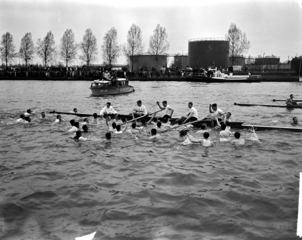 Varsity op Amsterdam-Rijnkanaal (opgewonden supporters), Bestanddeelnr 913-8733