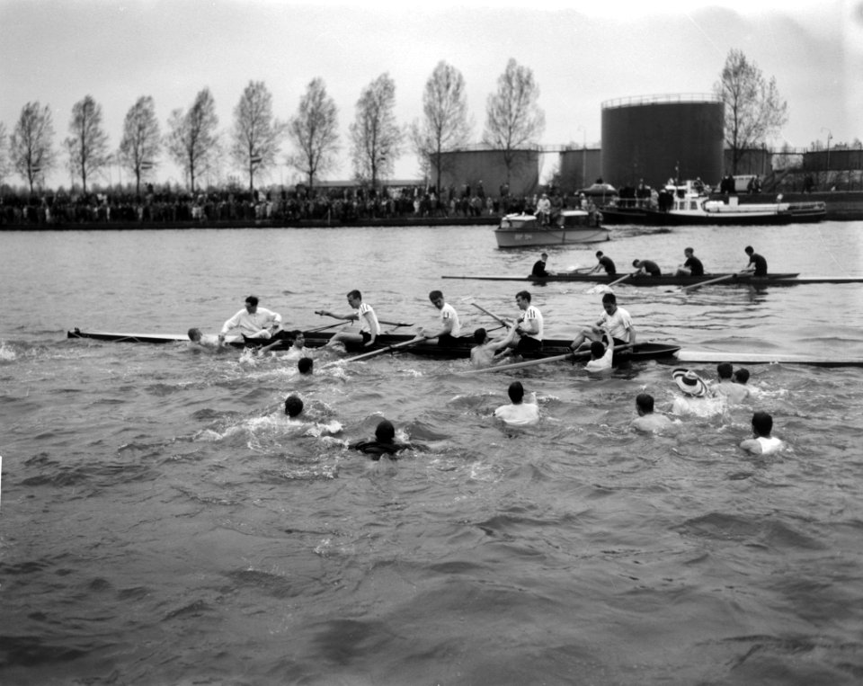 Varsity op Amsterdam-Rijnkanaal (opgewonden supporters), Bestanddeelnr 913-8738