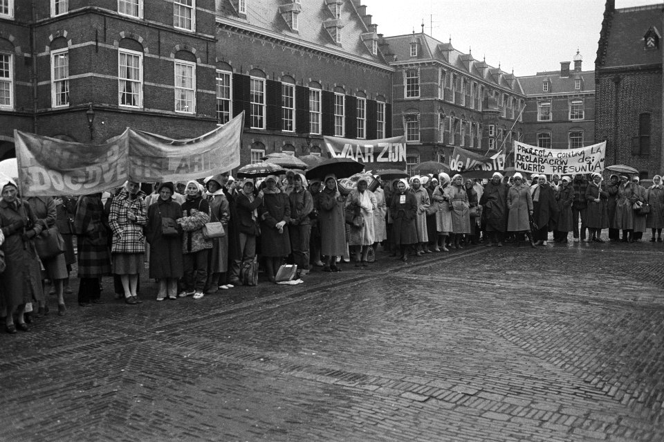 Vandaag op Binnenhof in Den Haag gedemonstreerd uit solidariteit met de zgn. Dwa, Bestanddeelnr 931-0898
