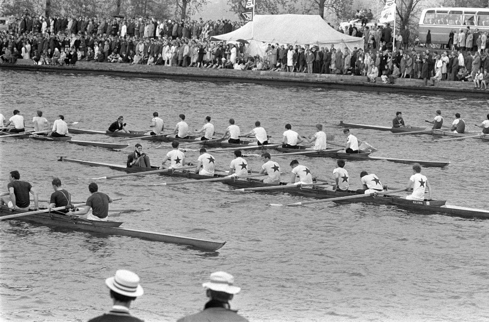Varsity roeien, winnaar Triton, supporters te water bij de ploeg, Bestanddeelnr 920-3091
