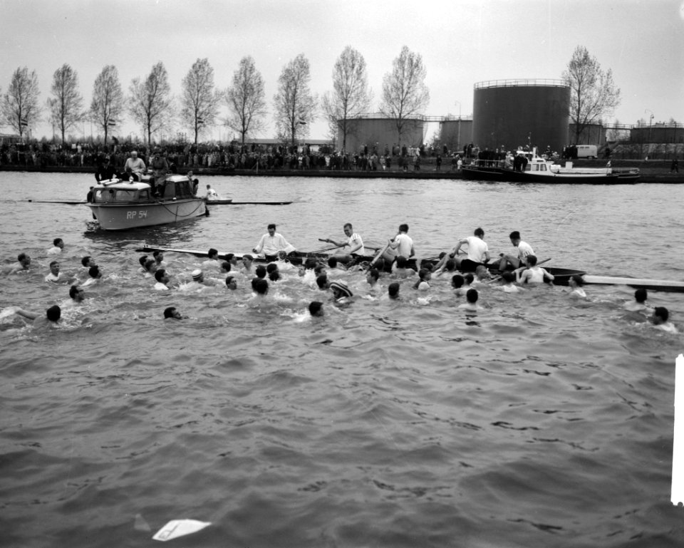 Varsity op Amsterdam-Rijnkanaal (opgewonden supporters), Bestanddeelnr 913-8736