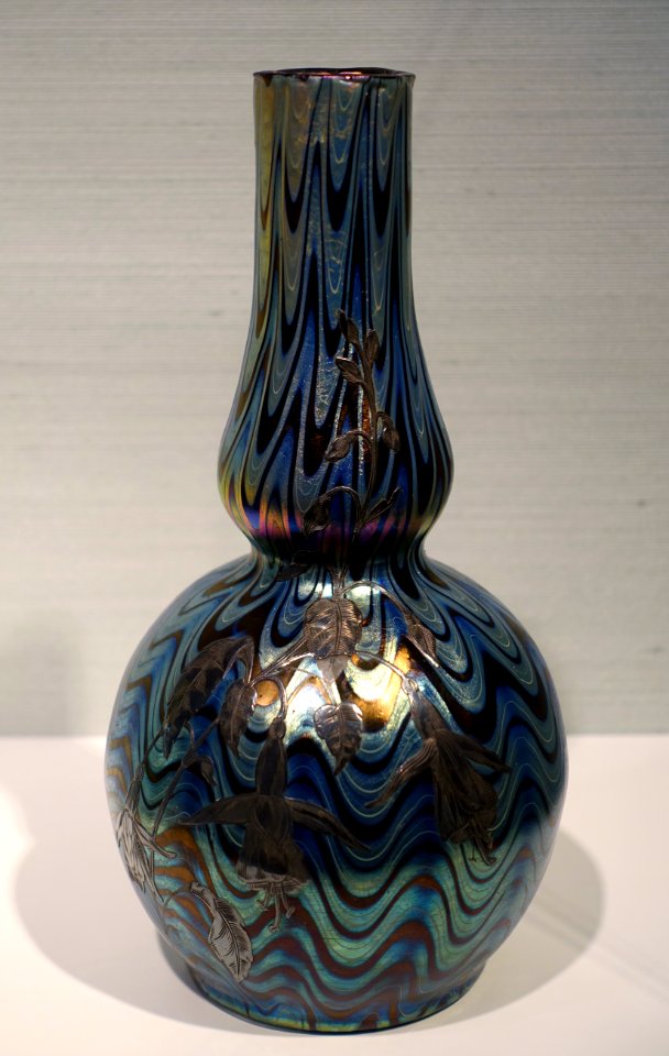 Vase in calabash shape, Firma Johann Loetz Witwe, Klostermuhle Bohmen, c. 1900, glass - Hessisches Landesmuseum Darmstadt - Darmstadt, Germany - DSC00855