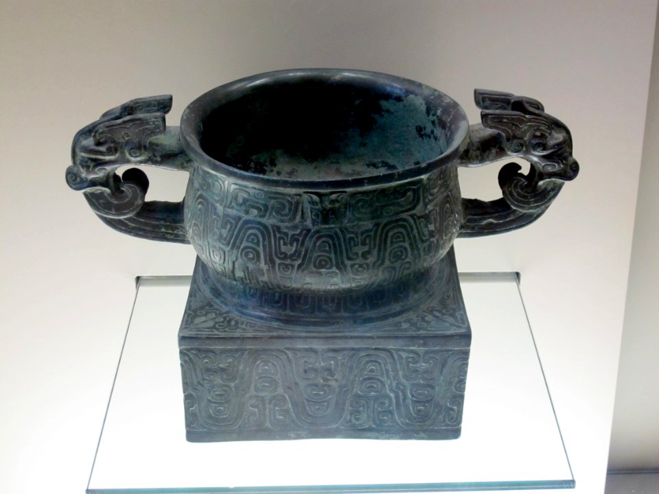 Vase gui. Zhou de l’ouest IXe s.– début VIIIe s. av. JC. Bronze. Musée Cernuschi Paris