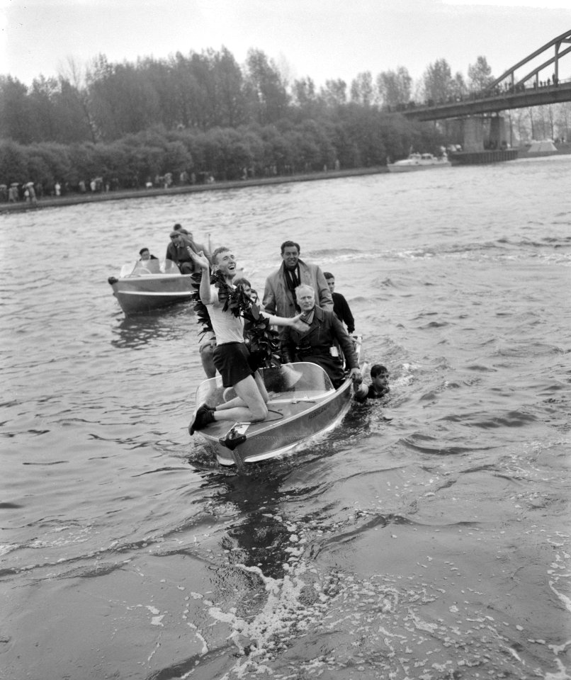 Varsity op het Amsterdams Rijnkanaal , de slag Y. M. de Jonge naar de wal gebrac, Bestanddeelnr 915-1259