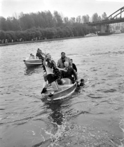 Varsity op het Amsterdams Rijnkanaal , de slag Y. M. de Jonge naar de wal gebrac, Bestanddeelnr 915-1259