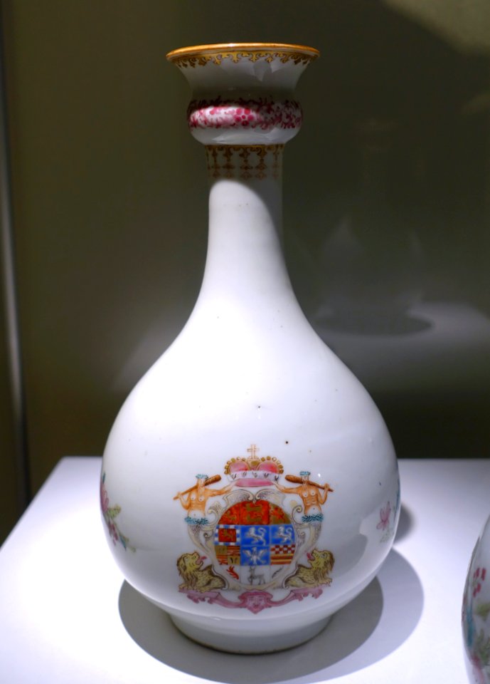 Vase from China, c. 1750 AD, porcelain with enamel and gold decoration, 1 of 2 - Braunschweigisches Landesmuseum - DSC04623