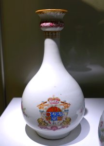 Vase from China, c. 1750 AD, porcelain with enamel and gold decoration, 1 of 2 - Braunschweigisches Landesmuseum - DSC04623