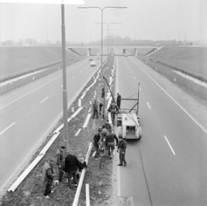 Vangrails beveiliging de weg Rotterdam Den Haag E10, men is bezig aan het laatst, Bestanddeelnr 916-1345
