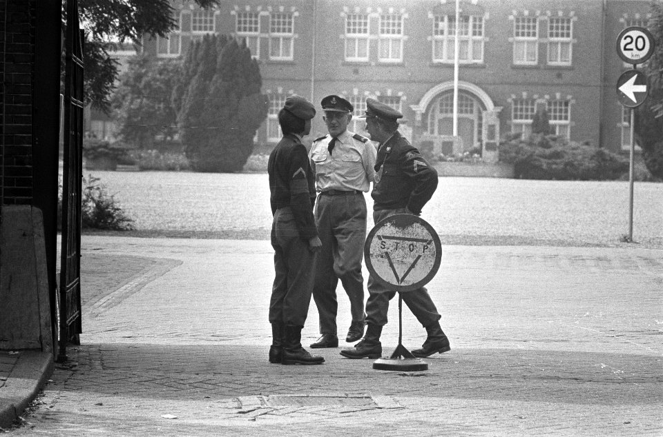 Vandaag groetplicht militairen afgeschaft, soldaat groet officier bij ingang Kro, Bestanddeelnr 926-5842