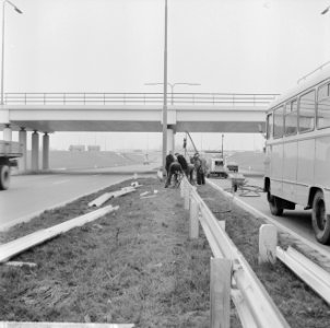 Vangrails beveiliging de weg Rotterdam Den Haag E10, me n is bezig aan het laats, Bestanddeelnr 916-1340