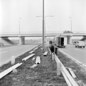 Vangrails beveiliging de weg Rotterdam Den Haag E10, men is bezig aan het laatst, Bestanddeelnr 916-1344