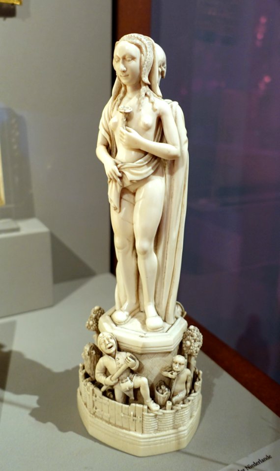 Vanitas, France or Netherlands, early 16th century, ivory, view 1 - Bode-Museum - DSC03663 01