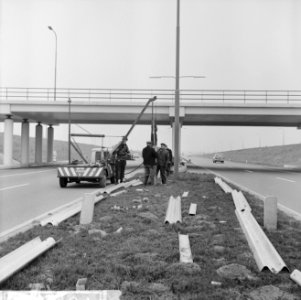 Vangrails beveiliging de weg Rotterdam Den Haag E10, me n is bezig aan het laats, Bestanddeelnr 916-1342