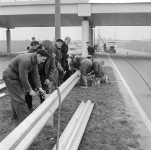 Vangrails beveiliging de weg Rotterdam Den Haag E10, men is bezig aan het laatst, Bestanddeelnr 916-1338