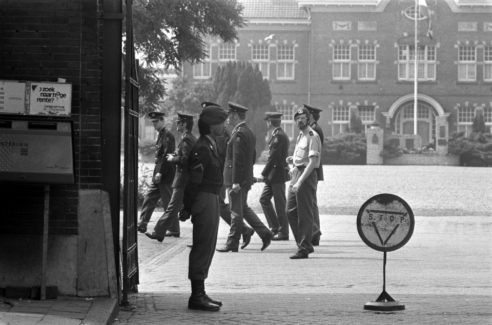 Vandaag groetplicht militairen afgeschaft, soldaat groet officier bij ingang Kro, Bestanddeelnr 926-5841