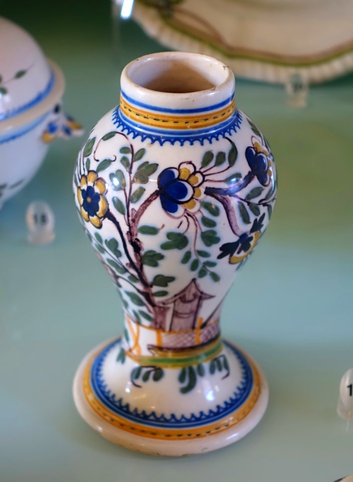 Vase, 18th-19th century, faience - Fábrica de Viana do Castelo - Museu Nacional de Soares dos Reis - Porto, Portugal - DSC00391