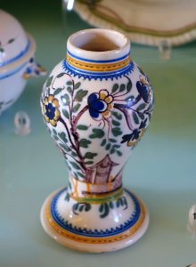 Vase, 18th-19th century, faience - Fábrica de Viana do Castelo - Museu Nacional de Soares dos Reis - Porto, Portugal - DSC00391