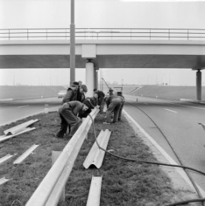 Vangrails beveiliging de weg Rotterdam Den Haag E10, men is bezig aan het laatst, Bestanddeelnr 916-1339