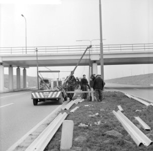 Vangrails beveiliging de weg Rotterdam Den Haag E10, men is bezig aan het laatst, Bestanddeelnr 916-1343