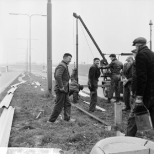 Vangrails beveiliging de weg Rotterdam Den Haag E10, men is bezig aan het laatst, Bestanddeelnr 916-1341