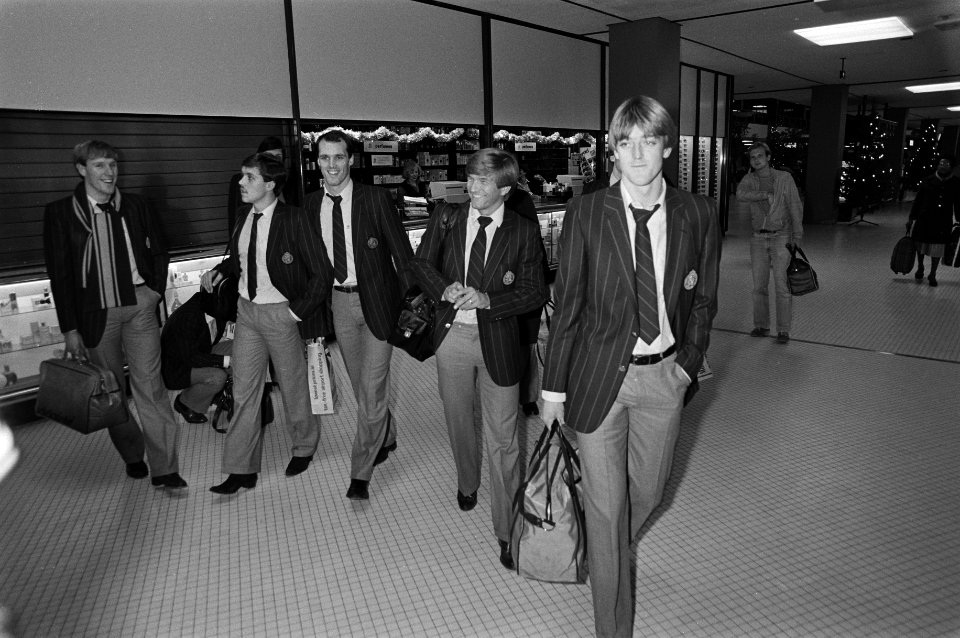 Van Schiphol vertrok zaterdag het Nederlands elftal voor deelname aan het mini-w, Bestanddeelnr 931-2302