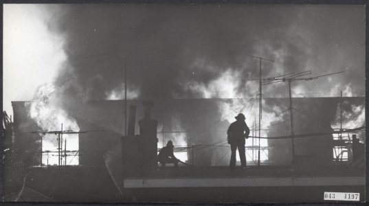 Vanavond brak brand uit in het pakhuis van Blaauwhoed aan de Nieuwe Vaart achter, Bestanddeelnr 043-1197