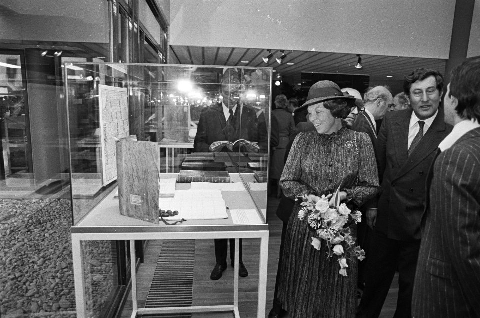 Vanmiddag heeft Koningin Beatrix de officiele opening verricht van het nieuwe ge, Bestanddeelnr 931-1445