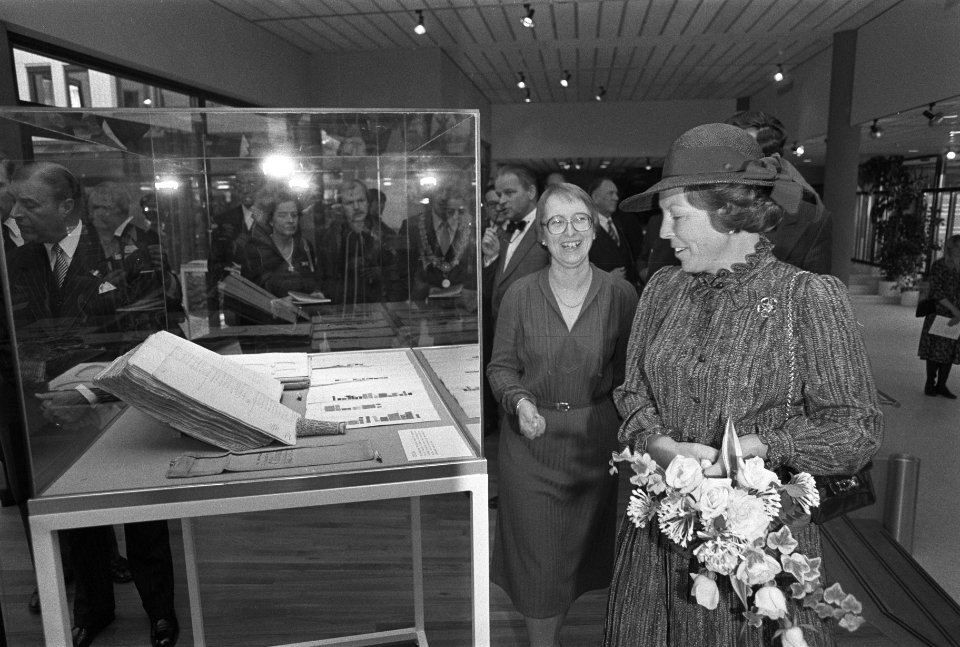 Vanmiddag heeft Koningin Beatrix de officiele opening verricht van het nieuwe ge, Bestanddeelnr 931-1447
