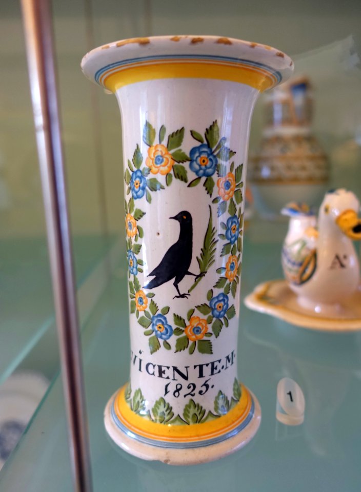 Vase, 1825, faience - Fábrica de Viana do Castelo - Museu Nacional de Soares dos Reis - Porto, Portugal - DSC00380