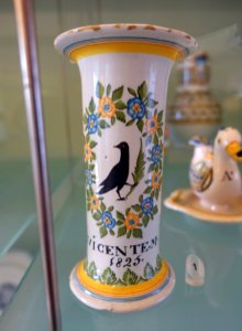Vase, 1825, faience - Fábrica de Viana do Castelo - Museu Nacional de Soares dos Reis - Porto, Portugal - DSC00380
