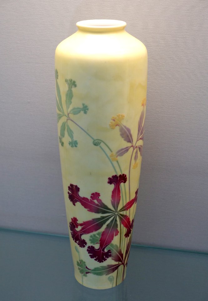 Vase 'Chelles', by Louis Mimard, Sevres, 1904, porcelain - Bröhan Museum, Berlin - DSC04135