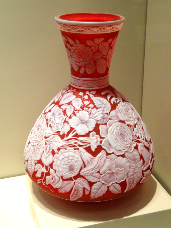 Vase, 1885-1890, made by Thomas Webb & Sons, engraved by George Woodall, England, blown and cased glass - Art Institute of Chicago - DSC09887
