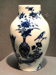 Vase, after a Chinese original, c. 1695-1705, Saint-Cloud, soft-paste porcelain, underglaze cobalt blue - Gardiner Museum, Toronto - DSC01038