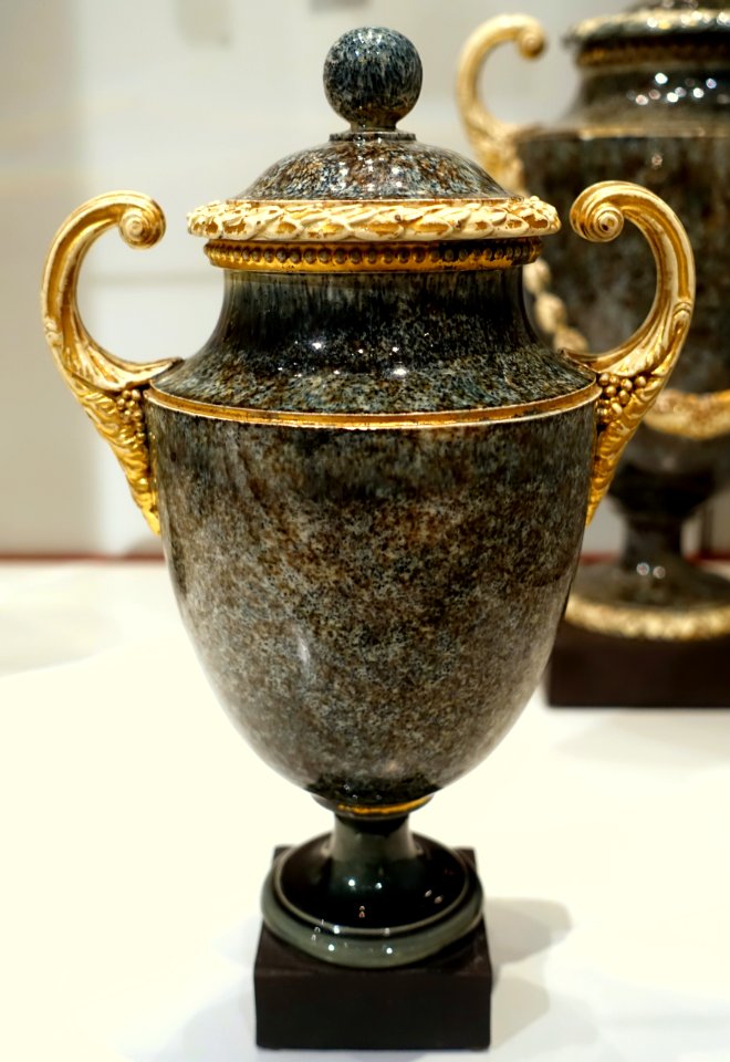 Vase, 1770-1775, Queen's ware with imitation porphyry, gilding, black basalt base - Wedgwood Museum - Barlaston, Stoke-on-Trent, England - DSC09599
