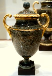 Vase, 1770-1775, Queen's ware with imitation porphyry, gilding, black basalt base - Wedgwood Museum - Barlaston, Stoke-on-Trent, England - DSC09599