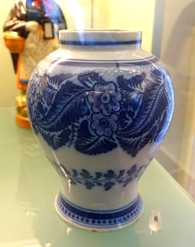 Vase, 20th century, faience - Fábrica de Valadares - Museu Nacional de Soares dos Reis - Porto, Portugal - DSC00428