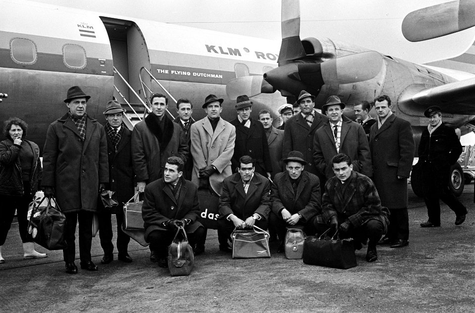 Vasas Gyor op Schiphol aangekomen, elftal voor vliegtuig, Bestanddeelnr 917-4582