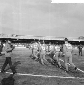 Vasas Gyor tegen DWS 1-0, DWS-spelers in trainingspakken met opdruk Winfield, Bestanddeelnr 917-5264