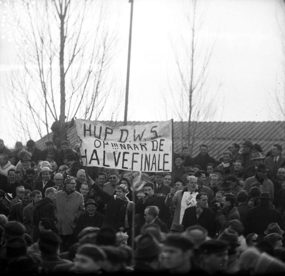 Vasas Gyor tegen DWS 1-0, supporters bij stadion met spandoeken, Bestanddeelnr 917-5259