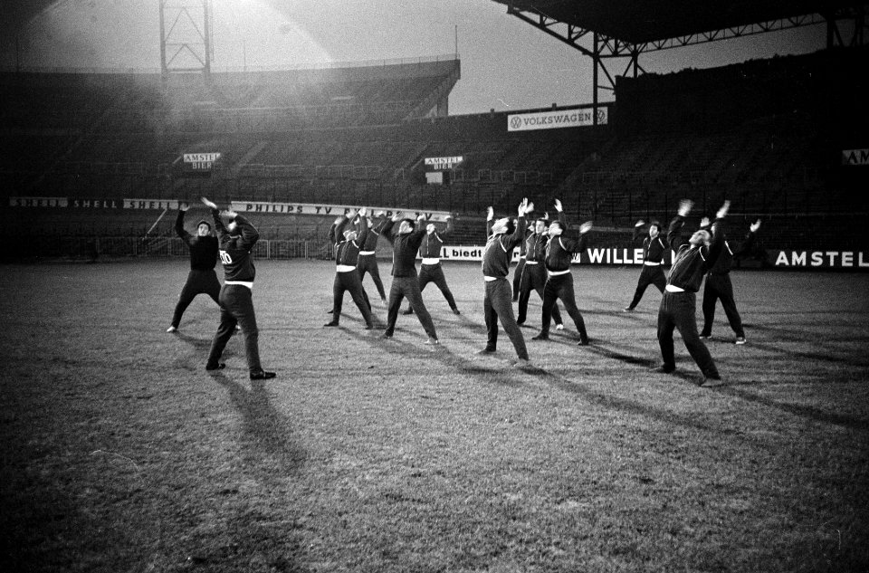 Vasas Gyor traint in Olympisch Stadion , trainer Nandor Hidegkuti (tweede van li, Bestanddeelnr 917-4590