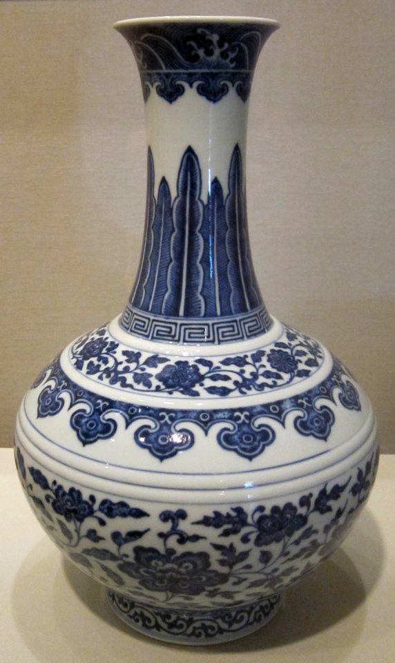 Vase, Qing dynasty, Qianlong period, porcelain, Honolulu Museum of Art