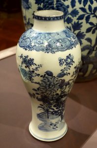 Vase, Qing Dynasty, 18th century, porcelain - Cincinnati Art Museum - DSC04431