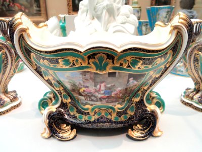 Vase, c. 1760, Sèvres Porcelain Manufactory, probably designed by Jean-Claude Duplessis, probably painted by Charles-Nicolas Dodin - Art Institute of Chicago - DSC09451