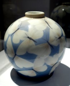 Vase, designed by August F. Hallin and Effie Hegermann-Lindencrone, made by Porzellanmanufactur Bing & Grondahl, Copenhagen, 1896, porcelain - Bröhan Museum, Berlin - DSC03970
