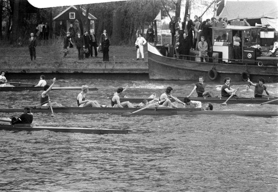 Varsity gewonnen door Laga, supporters in het water, Bestanddeelnr 926-3901