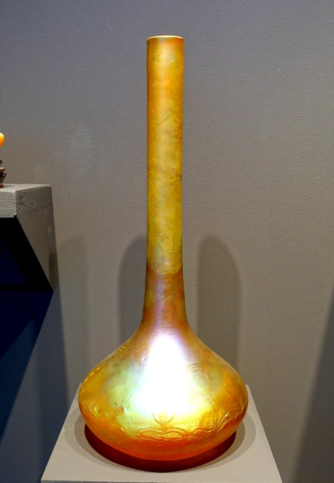 Vase by Josef Emil Schneckendorf, Grossherzogliche Edelglasmanufaktur, Darmstadt, 1907-1911, glass - Museum Künstlerkolonie Darmstadt - Mathildenhöhe - Darmstadt, Germany - DSC06209