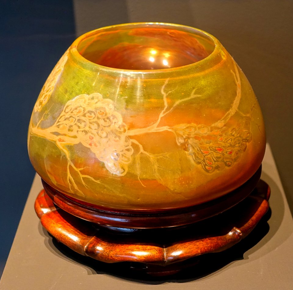 Vase by Josef Emil Schneckendorf, Grossherzogliche Edelglasmanufaktur, Darmstadt, 1907-1911, glass - Museum Künstlerkolonie Darmstadt - Mathildenhöhe - Darmstadt, Germany - DSC06215
