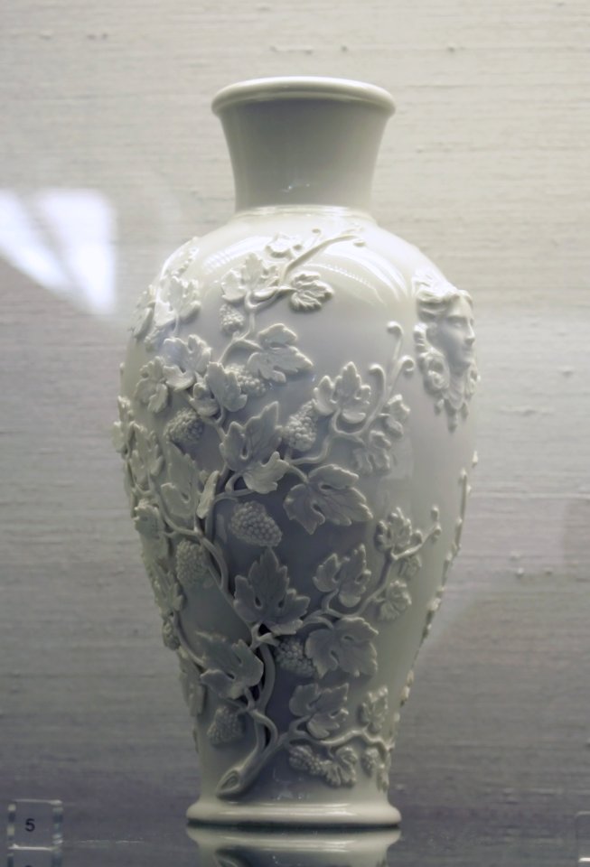 Vase Blanc Décor relief vigne Meissen Kunstgewerbemuseum Berlin 05052018