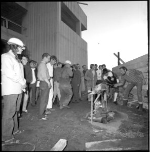 Varkentje spitroasten op het nieuwe Sühnezeichen pand 1967
